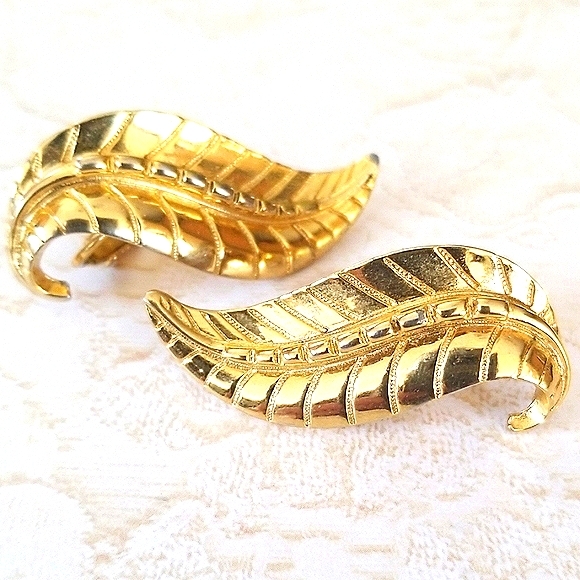 Vintage SARAH COVENTRY Gold Tone Leaf Earrings - Picture 3 of 8